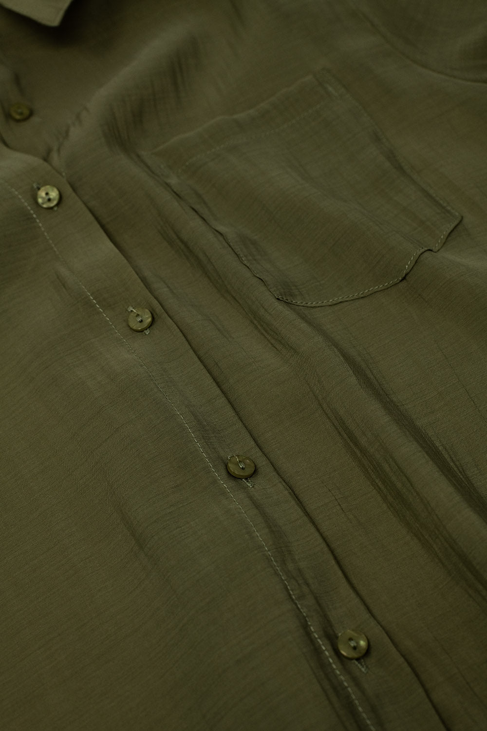 Chemise Kahki à manches longues avec une poche sur la poitrine
