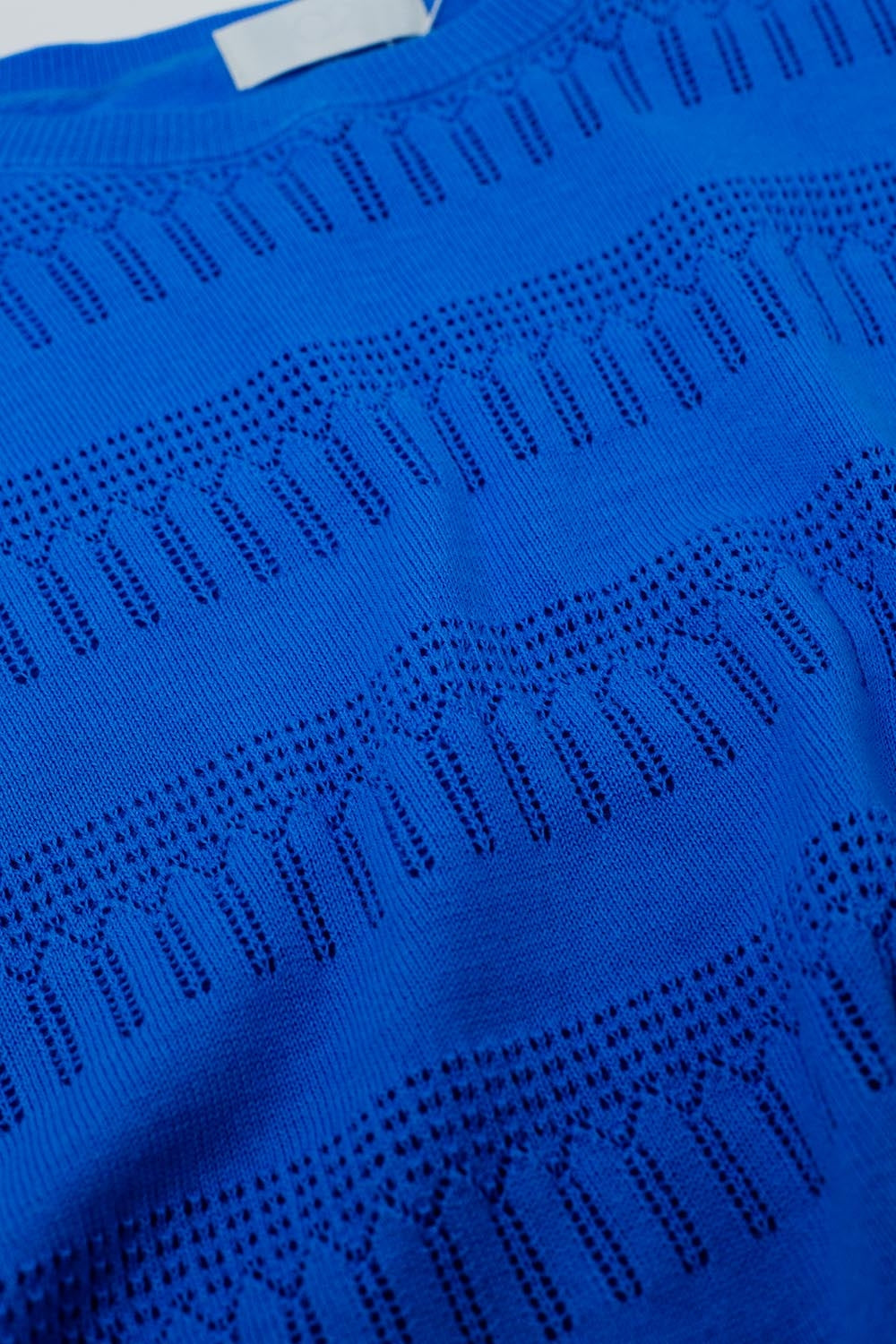 Sweatshirt en bleu avec motif en dentelle et manches courtes