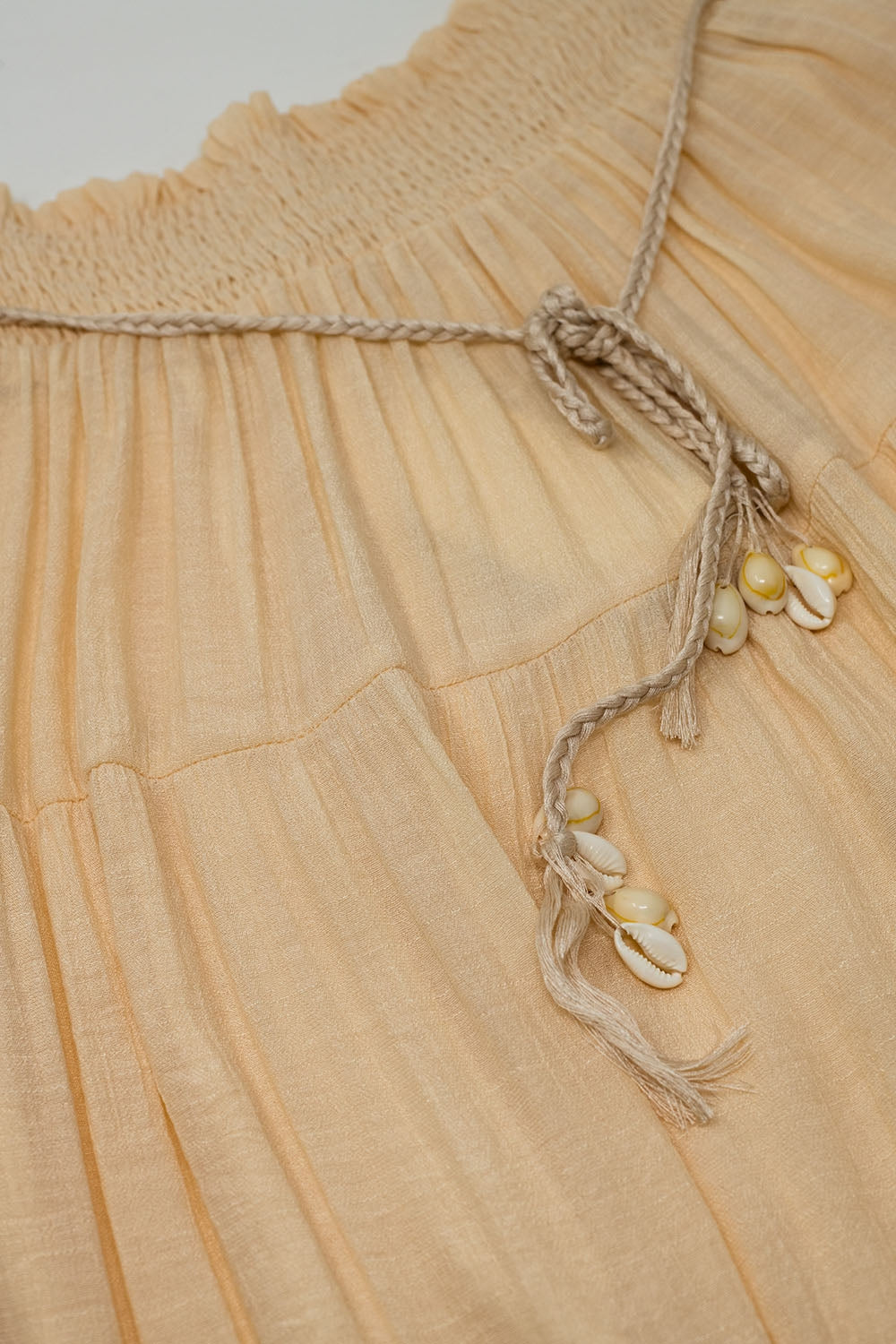 Jupe longue à pinces en beige avec taille élastique et détails en coquillage