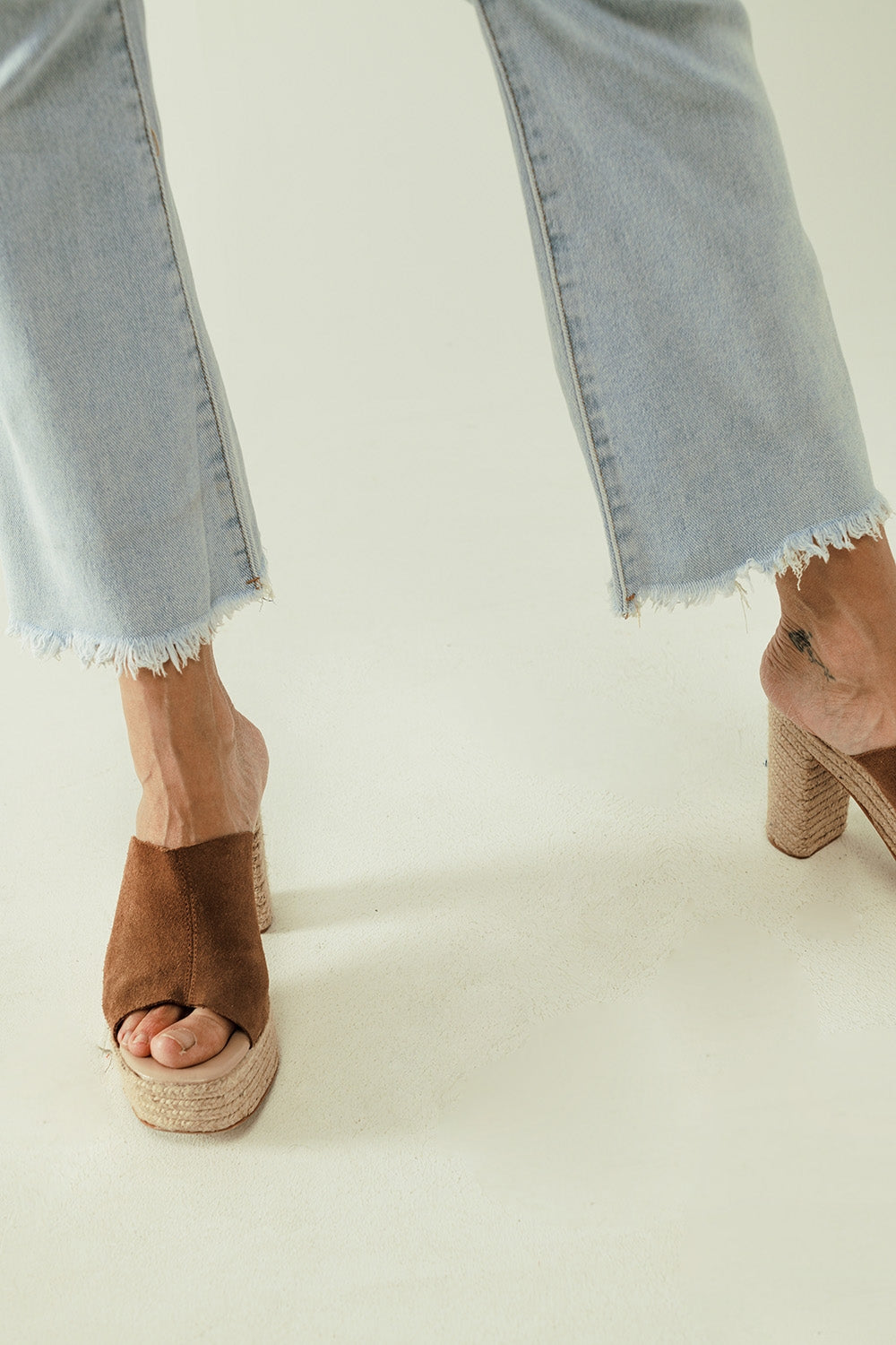 Jean évasé bleu clair avec cinq poches et finition sans couture