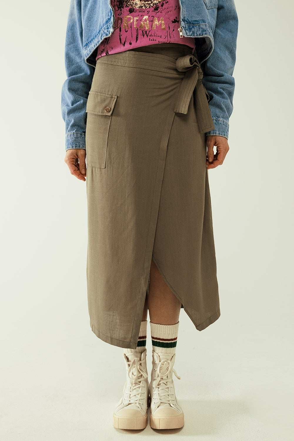 Jupe mi-longue kaki avec une poche et un détail de dentelle