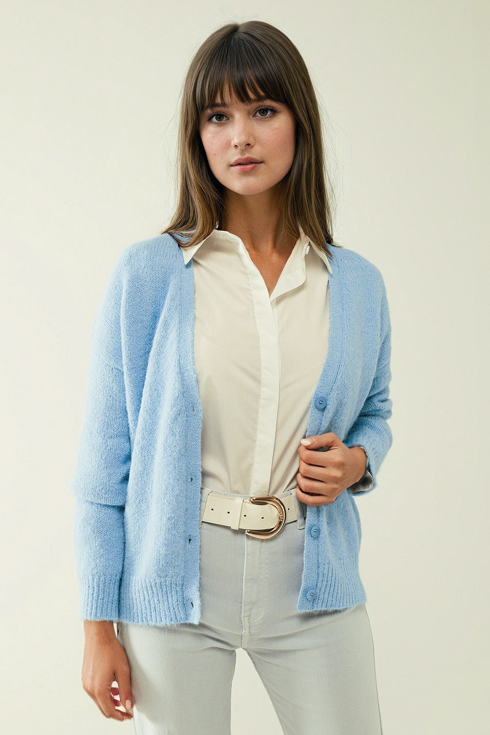 Cardigan en tricot bleu avec large col en V et fermeture à boutons