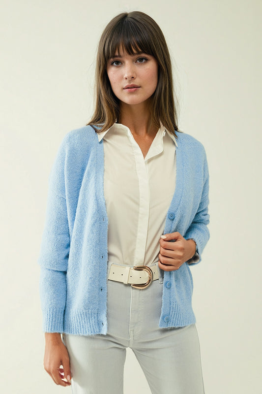 Cardigan en tricot bleu avec large col en V et fermeture à boutons