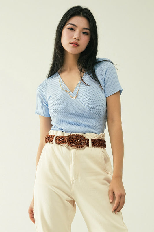 Pull bleu à col en V et devant croisé