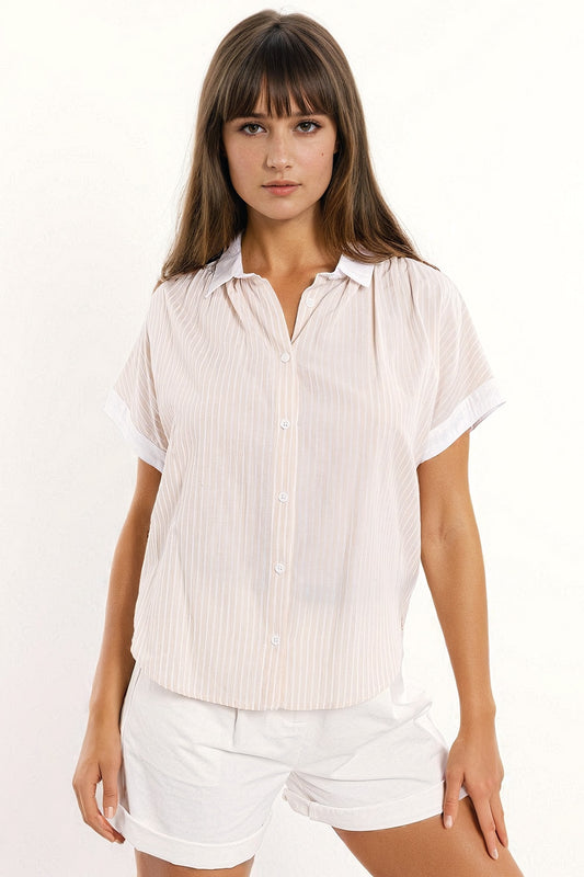 Chemise beige à manches courtes et à rayures verticales