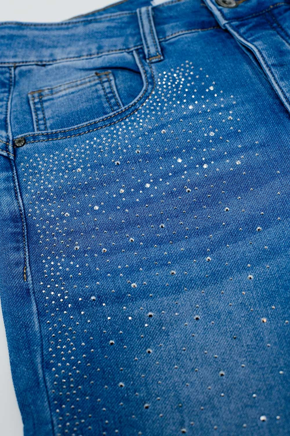 Jean skinny bleu délavé avec strass sur le devant