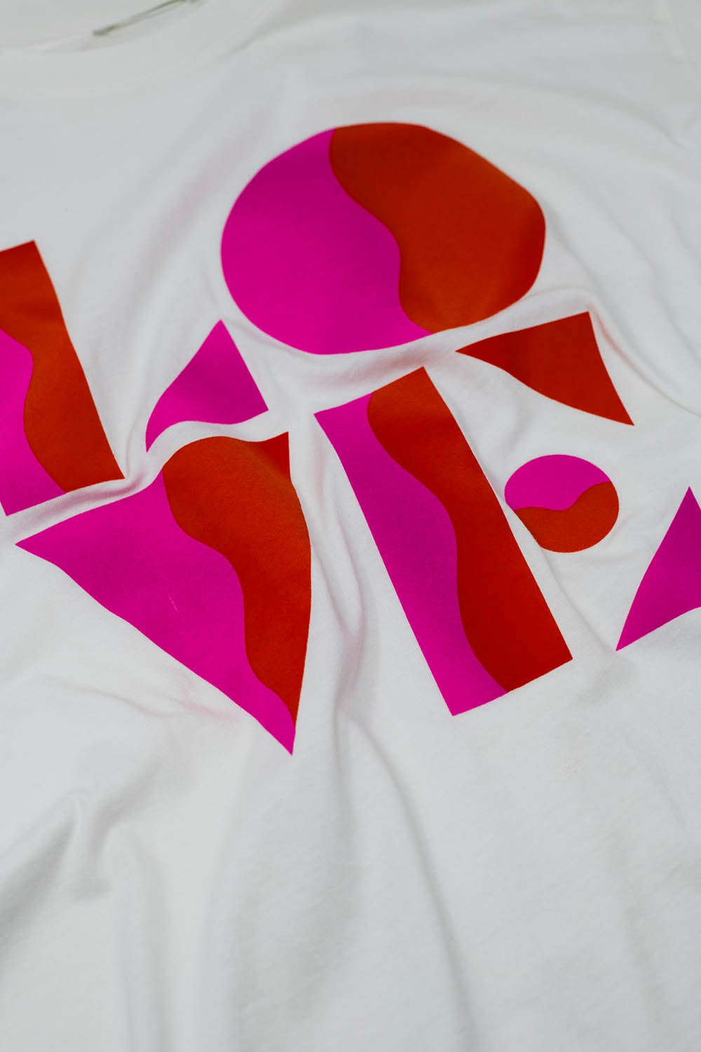 T-shirt avec imprimé numérique LOVE art déco en blanc