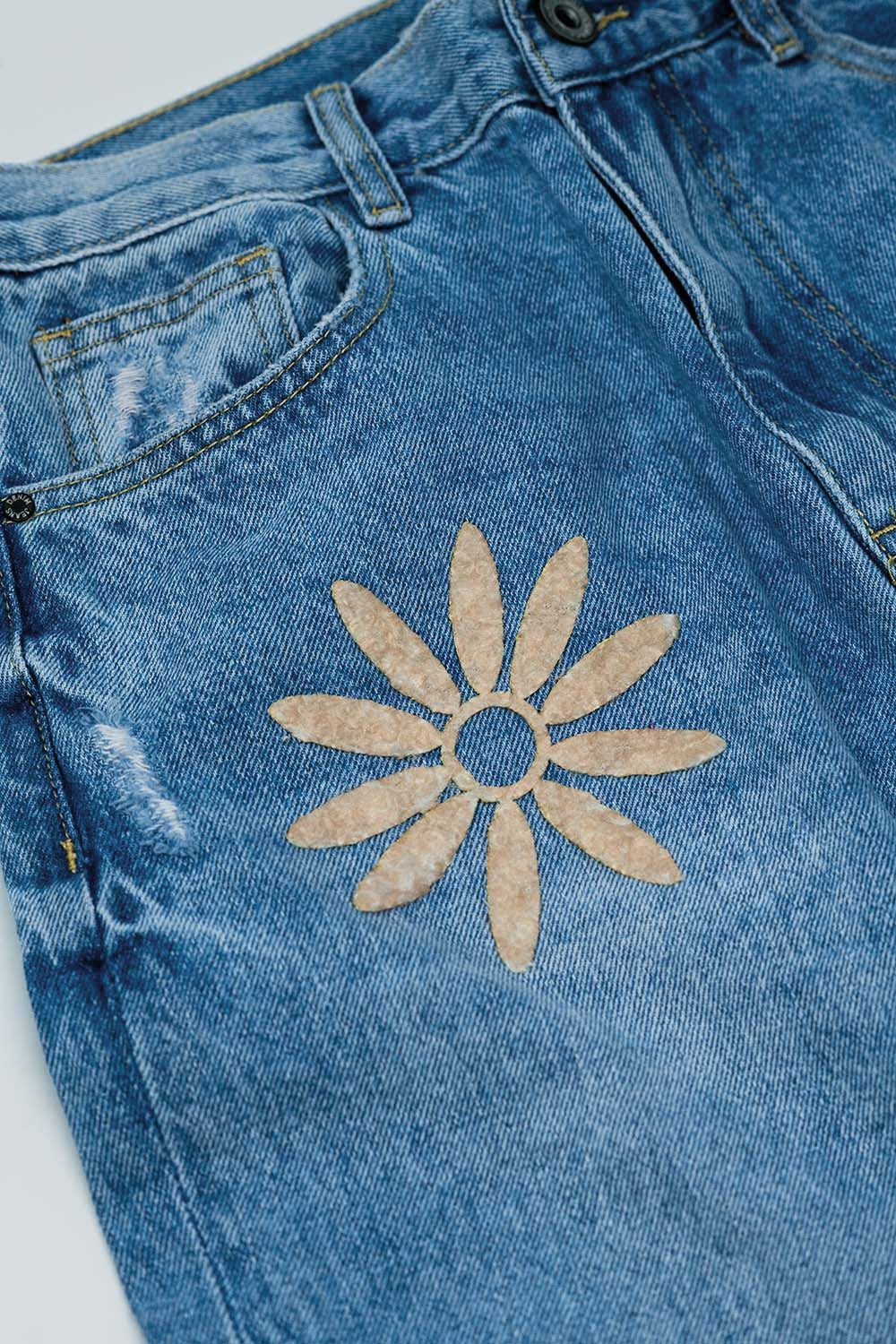Jean droit avec fleurs en bleu délavé