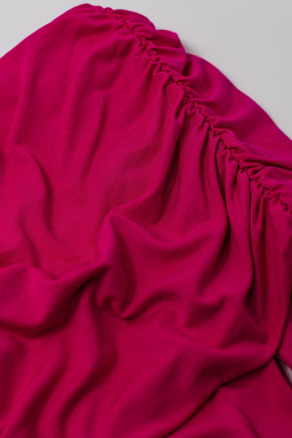 Top moulant à épaules nues fuchsia