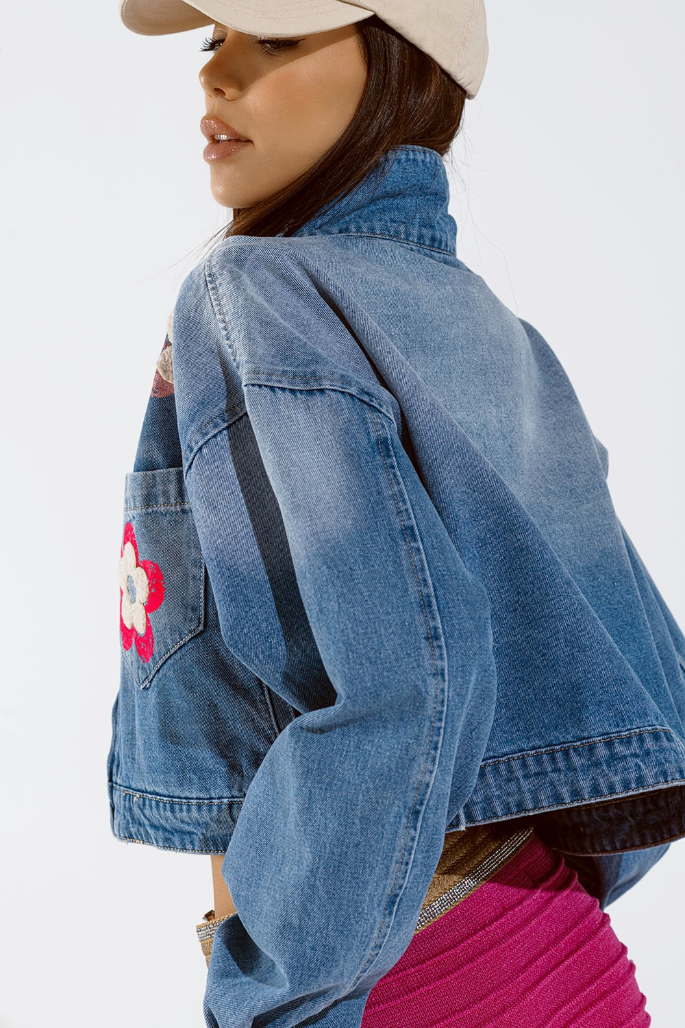 Veste croisée en denim avec détails floraux