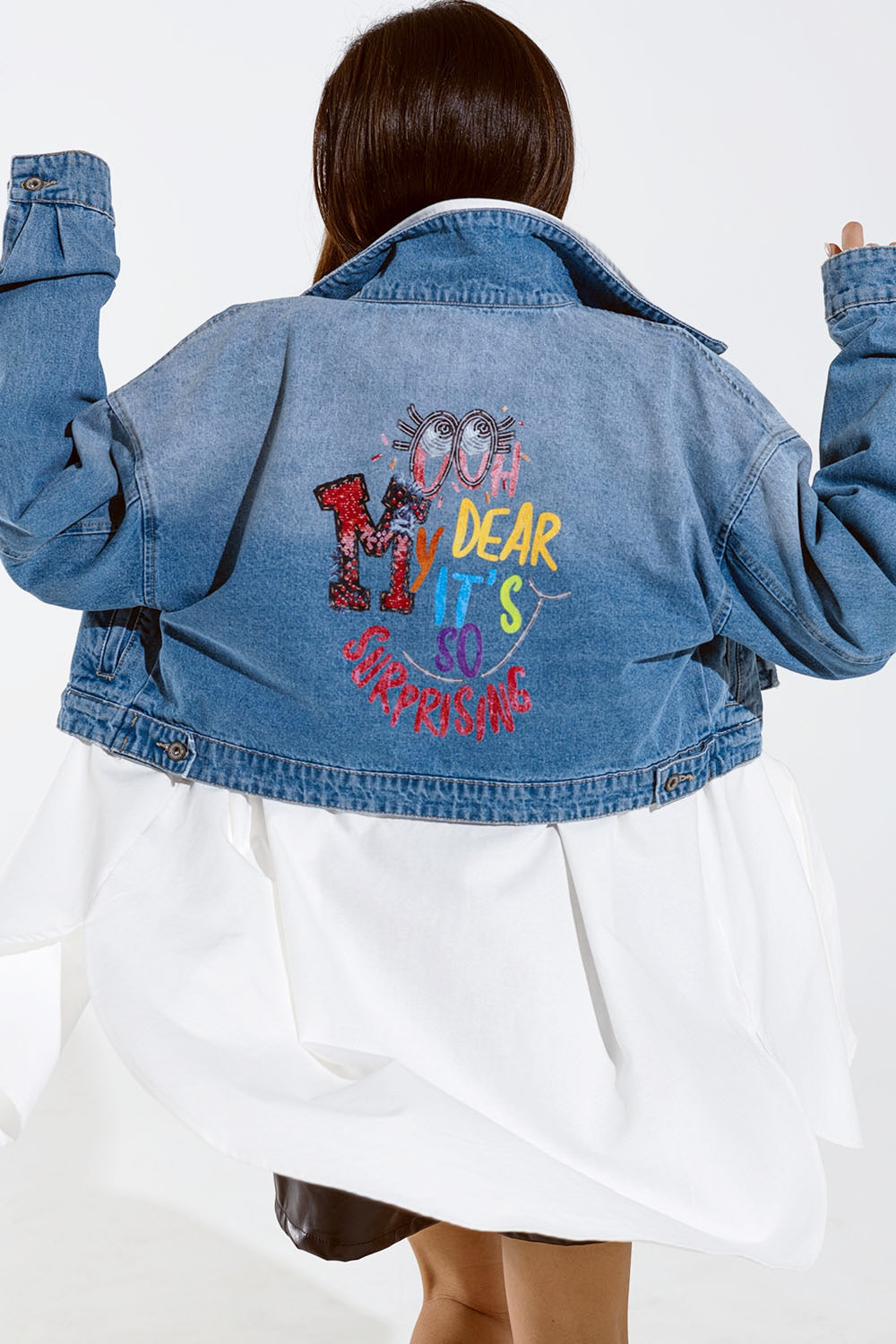 Veste en jean courte avec fermeture à glissière et impression peinte à la main au dos