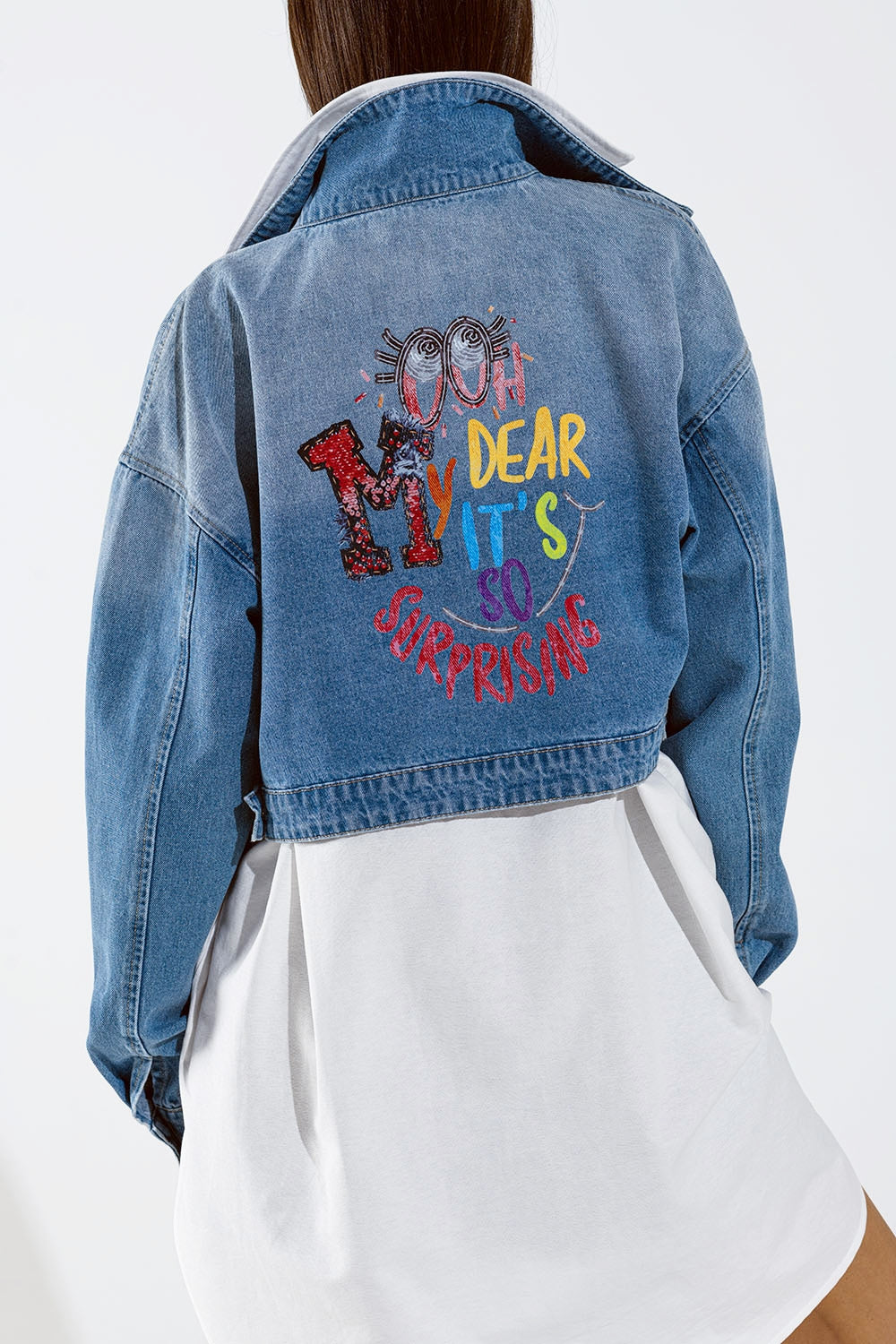Veste en jean courte avec fermeture à glissière et impression peinte à la main au dos