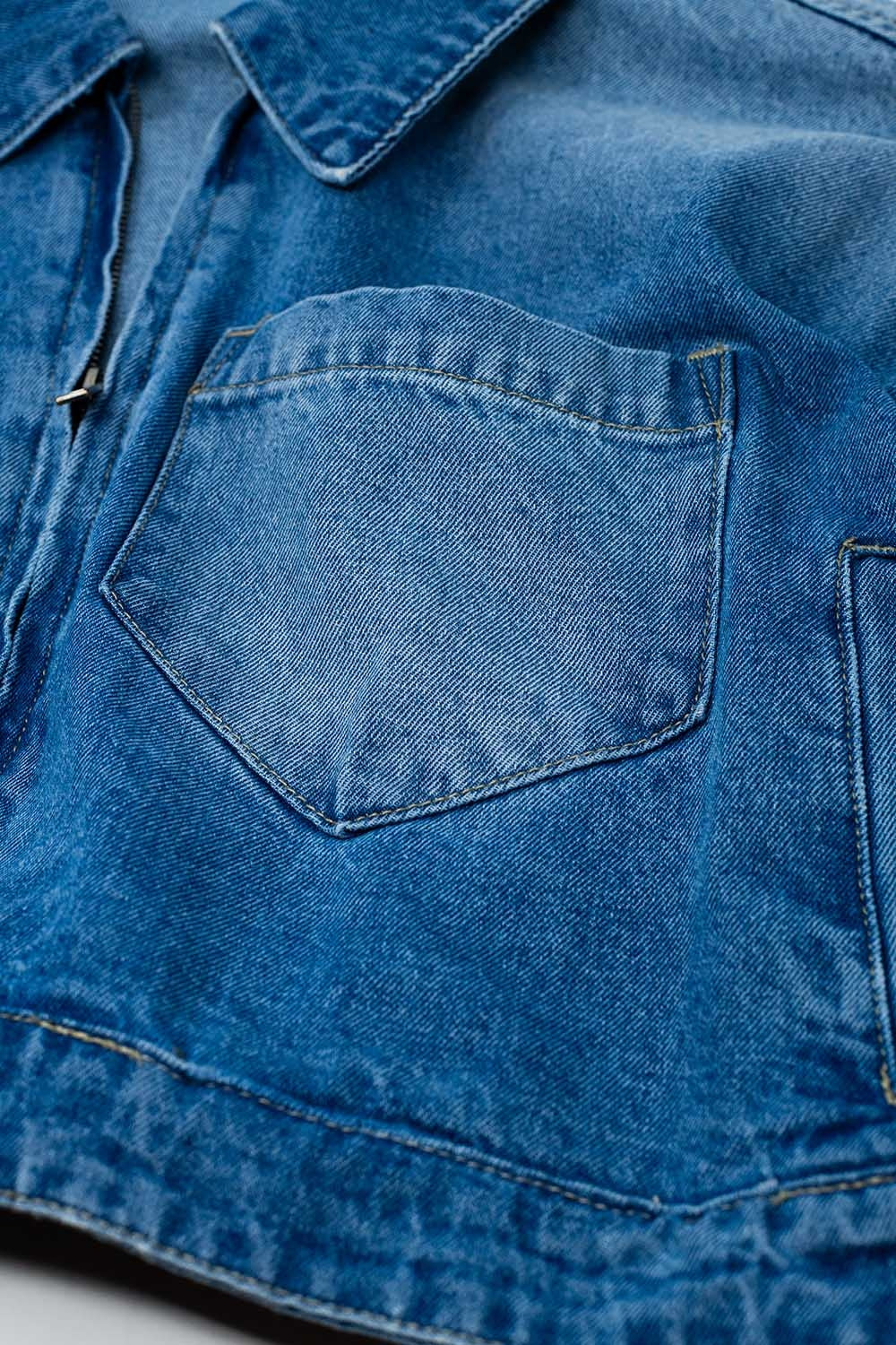 Veste en jean courte avec fermeture à glissière et impression peinte à la main au dos