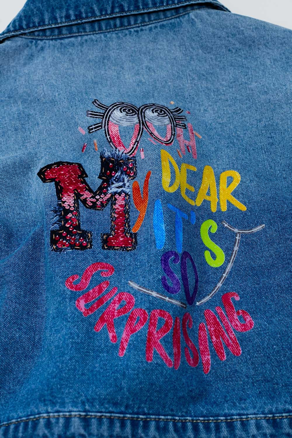 Veste en jean courte avec fermeture à glissière et impression peinte à la main au dos