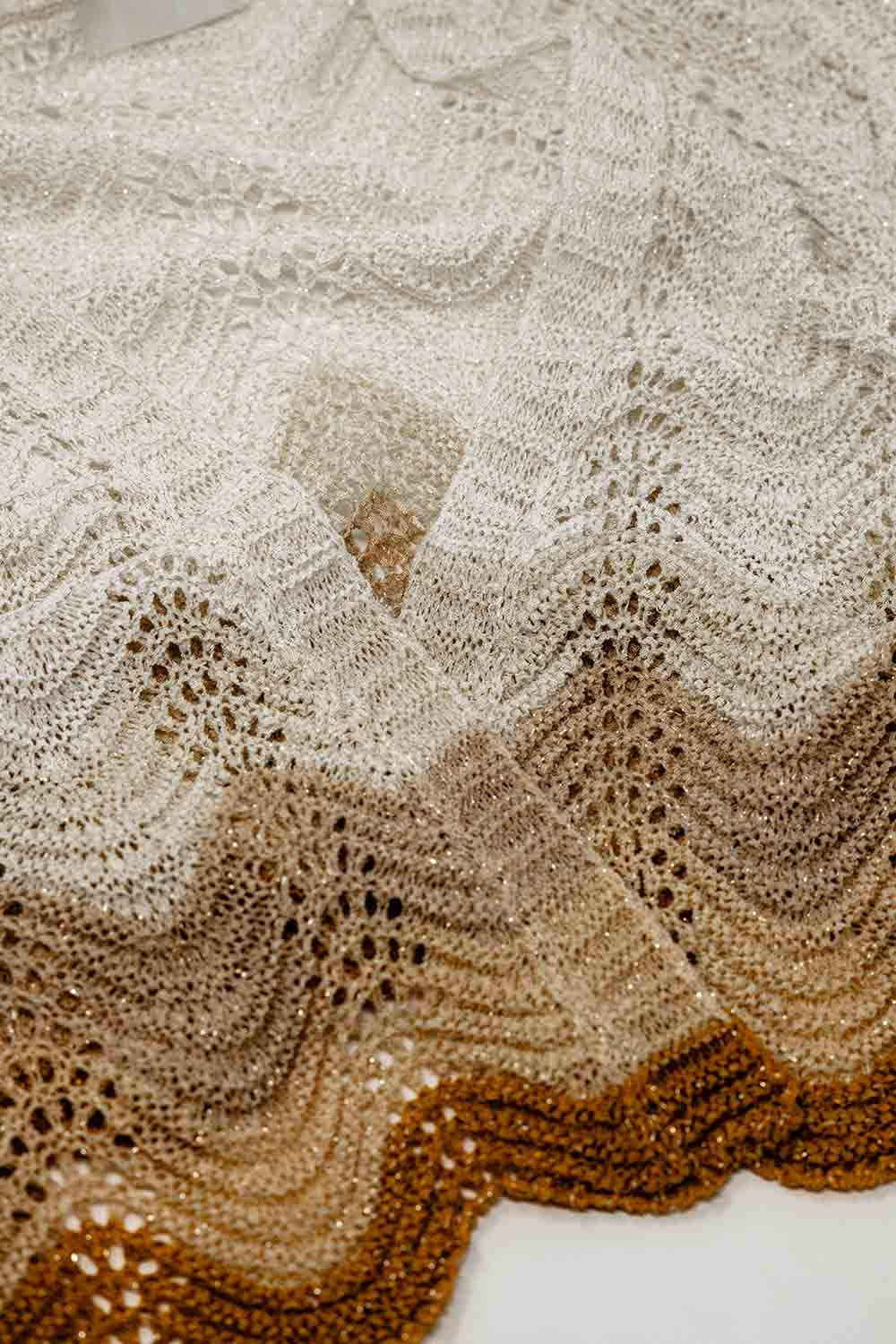 Cardigan court en maille avec manches d'ange et vagues multicolores en beige