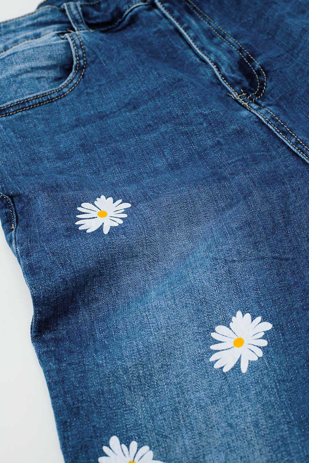 Jean skinny avec marguerites blanches imprimées délavage moyen