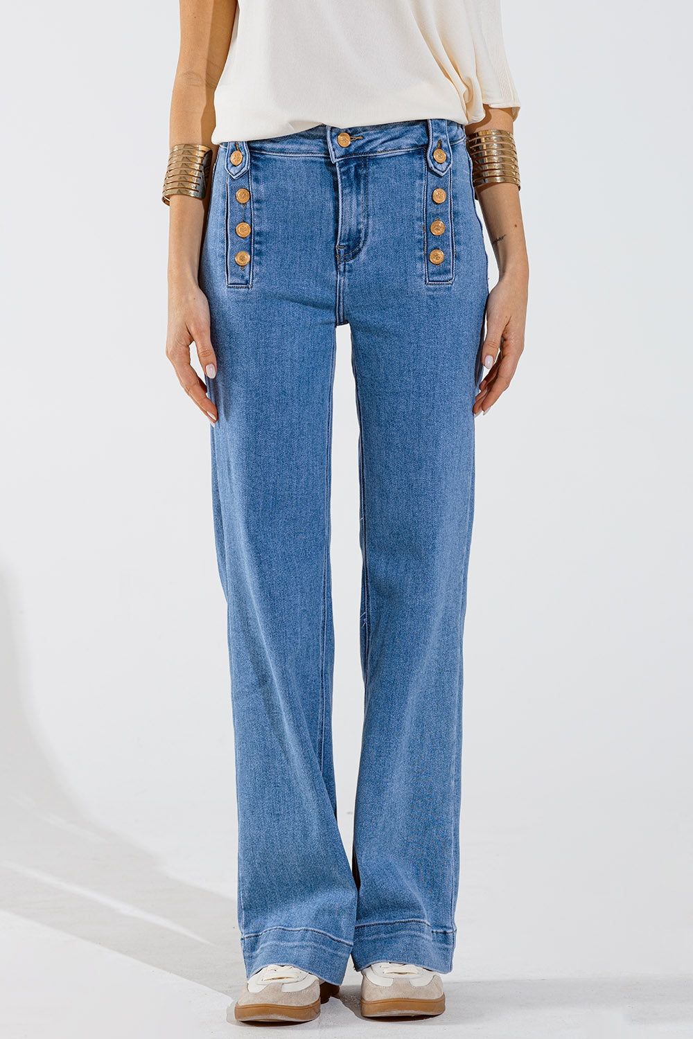 Jean droit style marine avec détails de boutons dorés sur le côté en bleu moyen