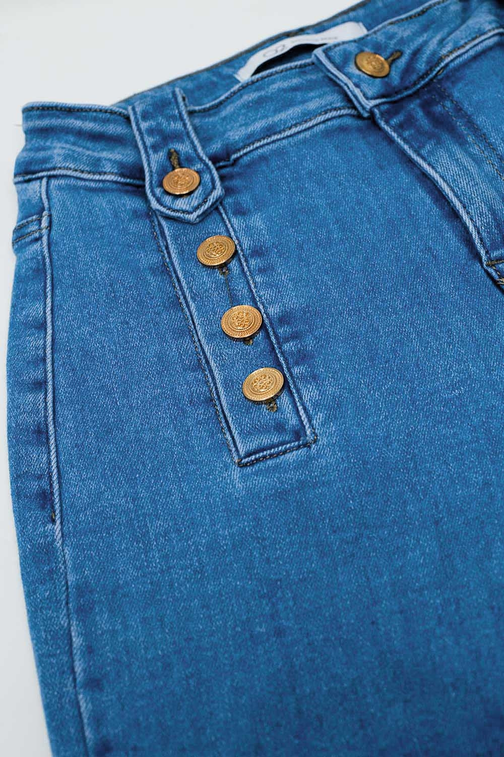 Jean droit style marine avec détails de boutons dorés sur le côté en bleu moyen