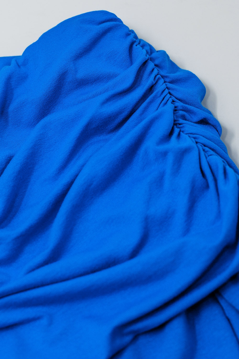 Top bodycon à épaules dénudées en bleu