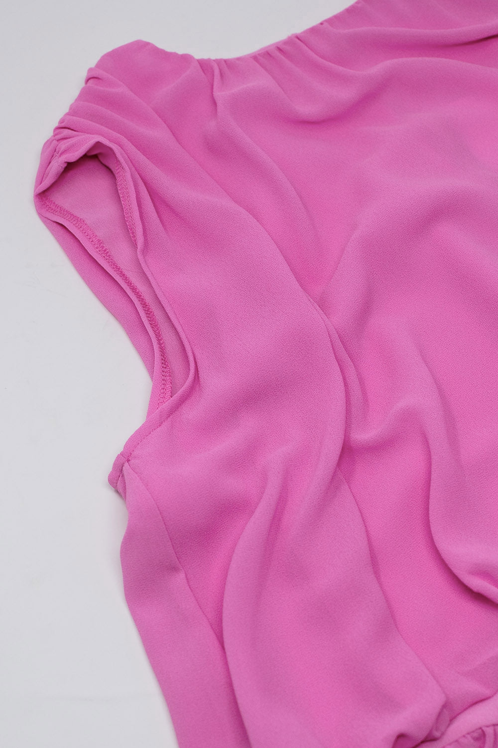 Top rose à motifs froncés