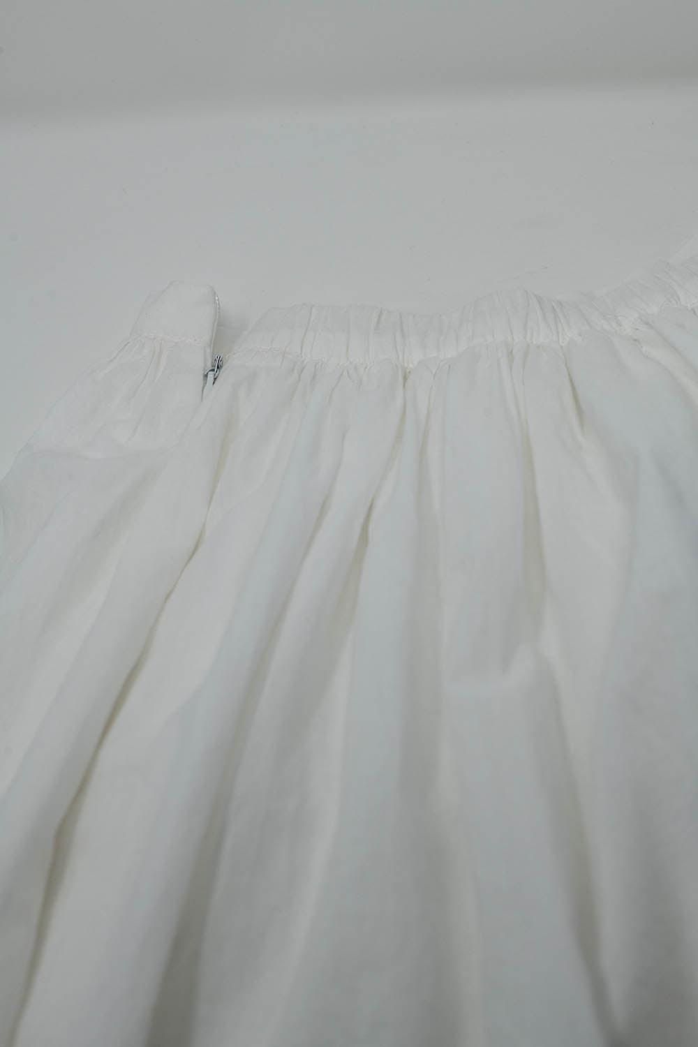 Jupe fluide à taille tombante blanche avec détails ombrés marron