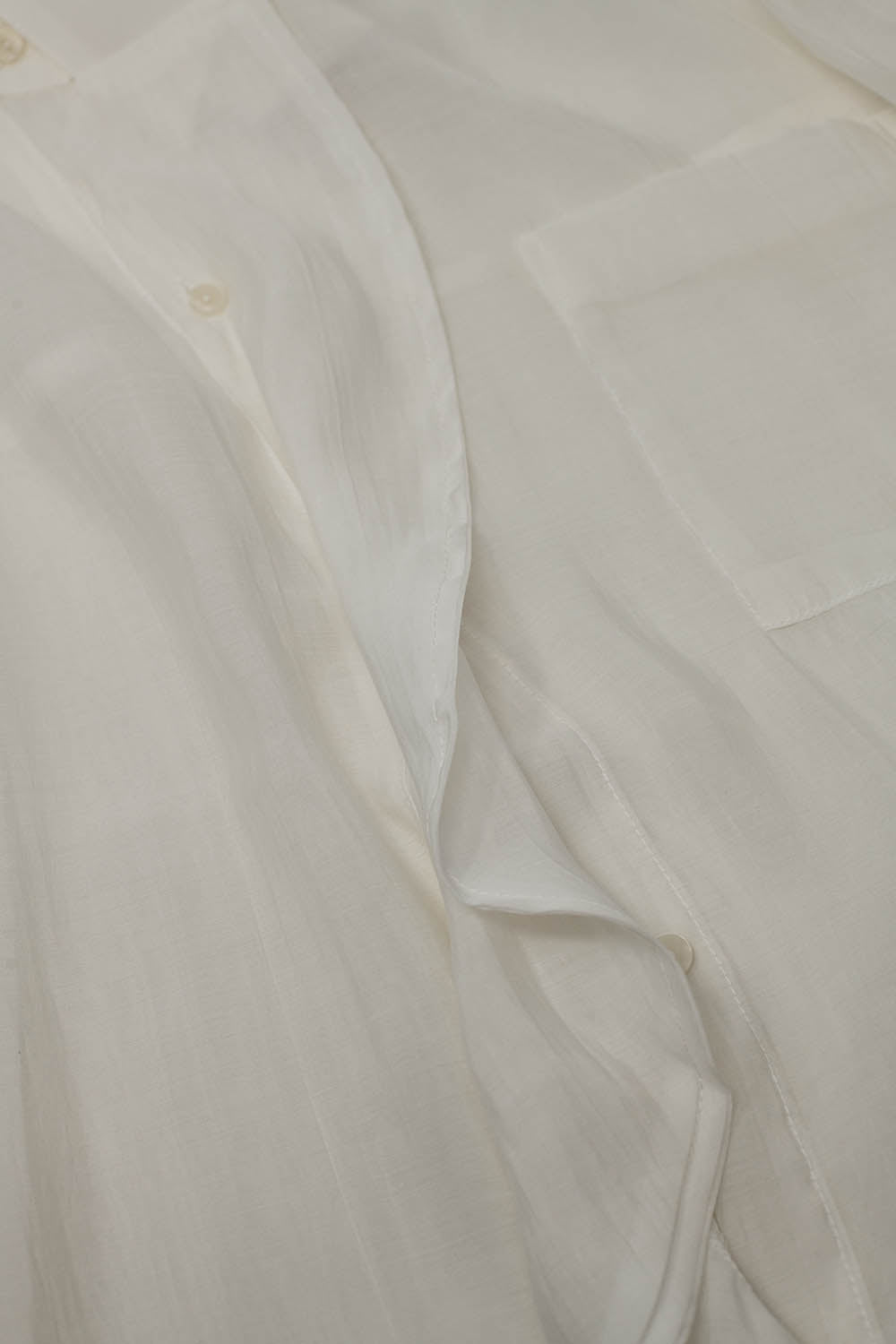 Chemisier blanc semi-transparent à volants sur le devant