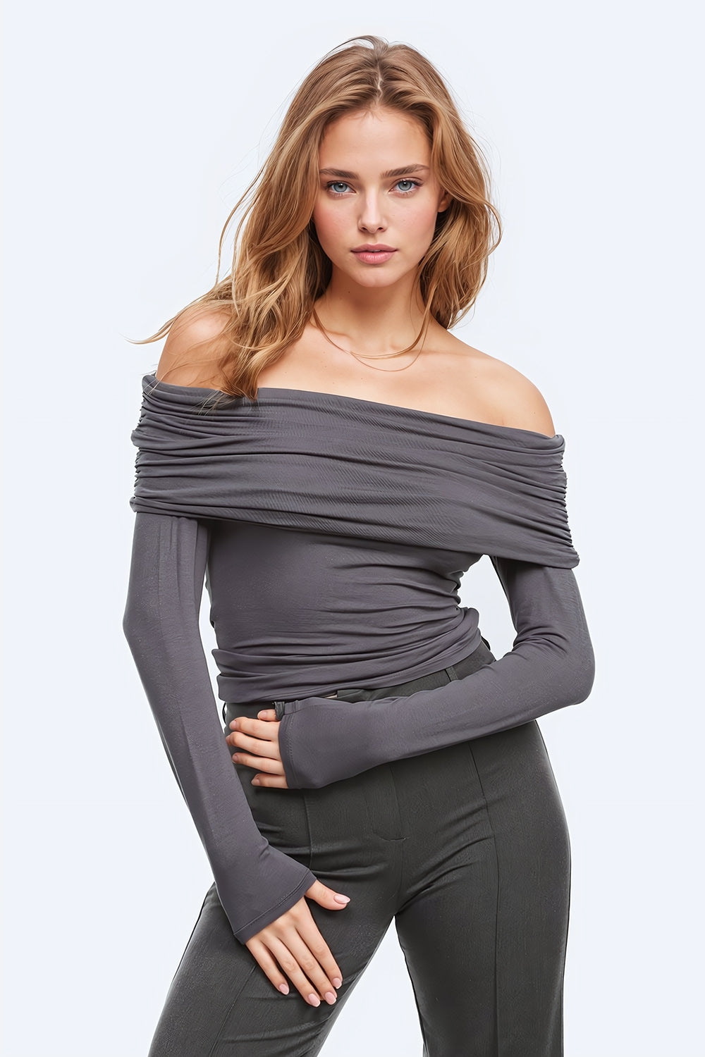 Top moulant à épaules nues en gris