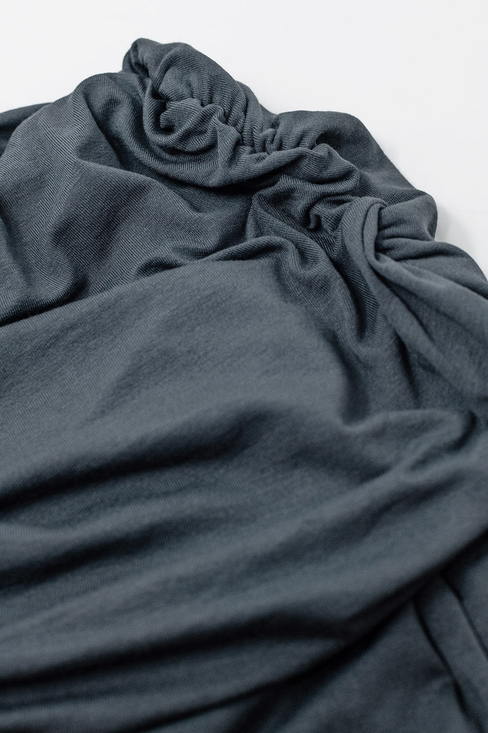 Top moulant à épaules nues en gris