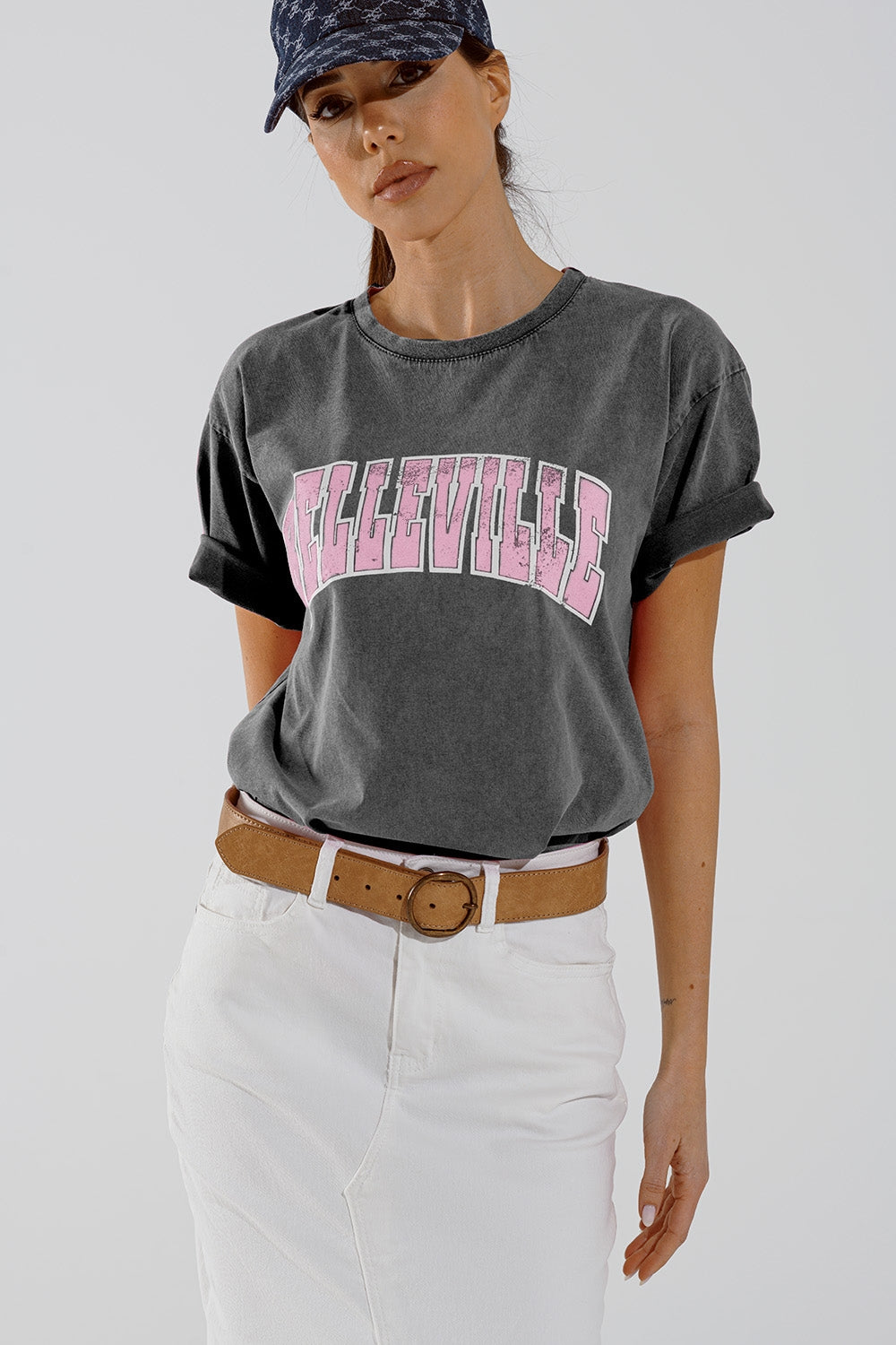 T-shirt gris à col ras du cou avec texte Belleville