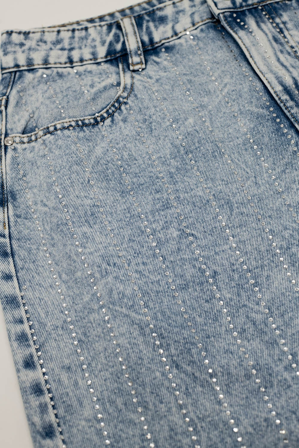 Jupe midi en denim léger fendue sur le devant et ornée de diamants