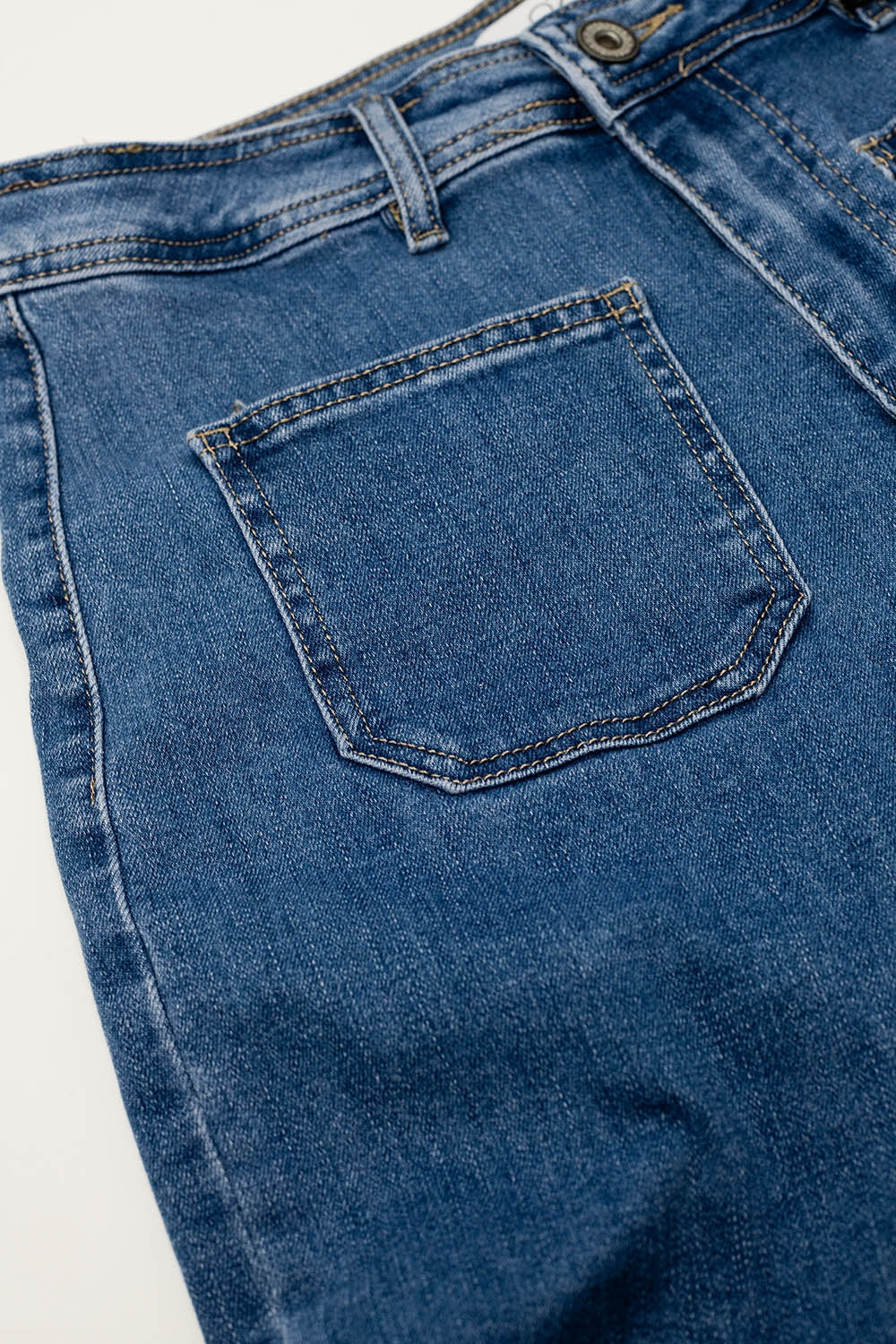 Jean à jambes droites avec poches sur le devant délavage moyen