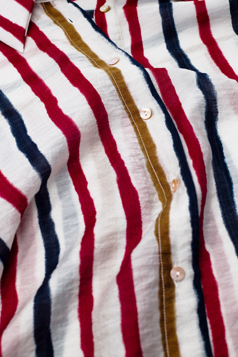 chemise à manches longues en mousseline de soie à rayures multicolores rouge et marine