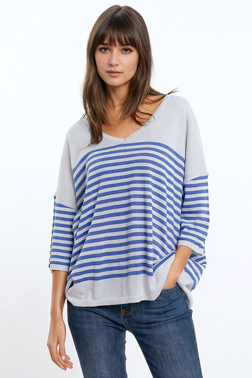 Pull gris à rayures bleues et col en V