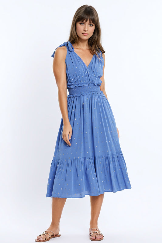 Robe mi-longue enveloppée bleue à taille smockée et à pois dorés