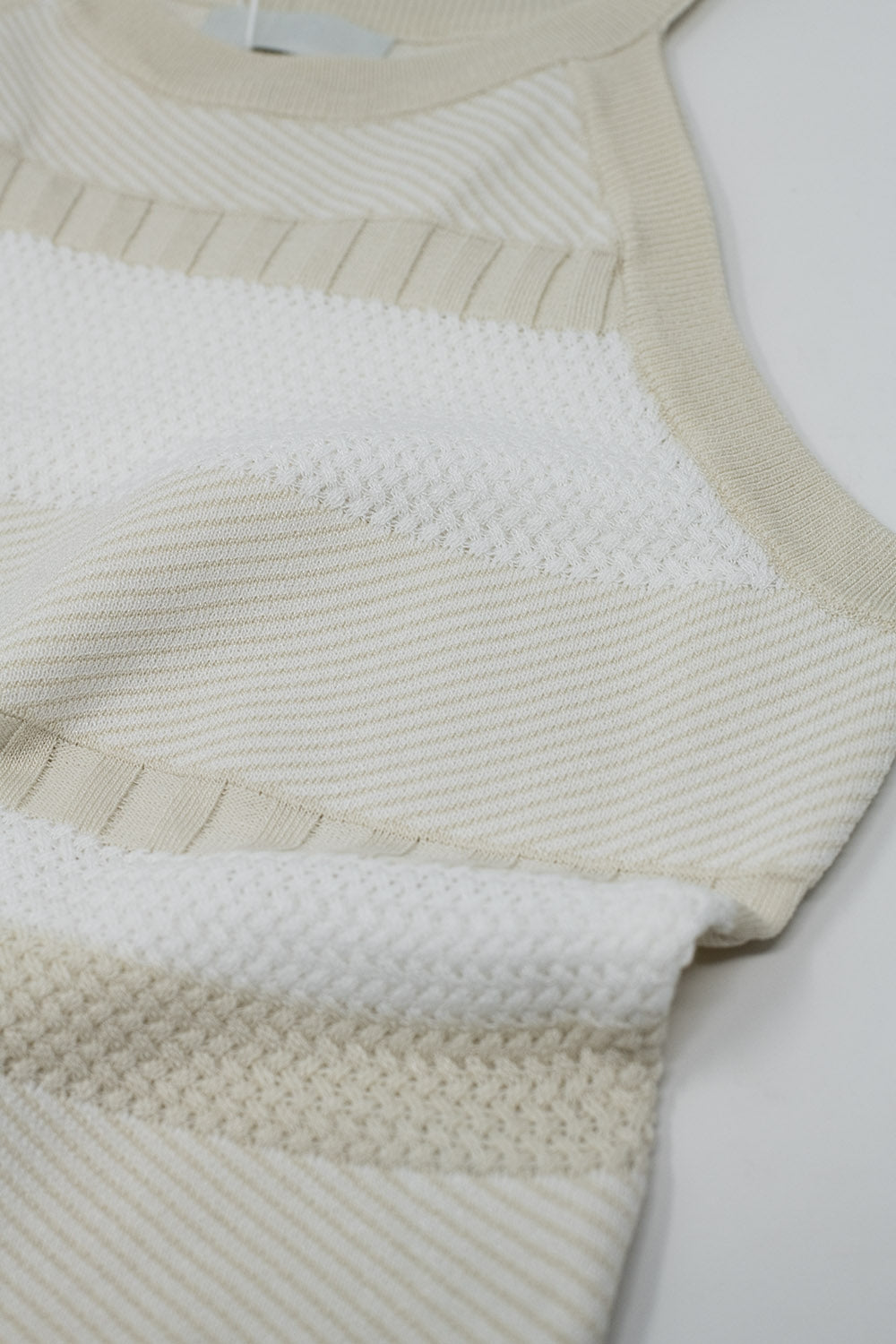 Débardeur dos nu beige avec motifs à rayures dans différentes mailles