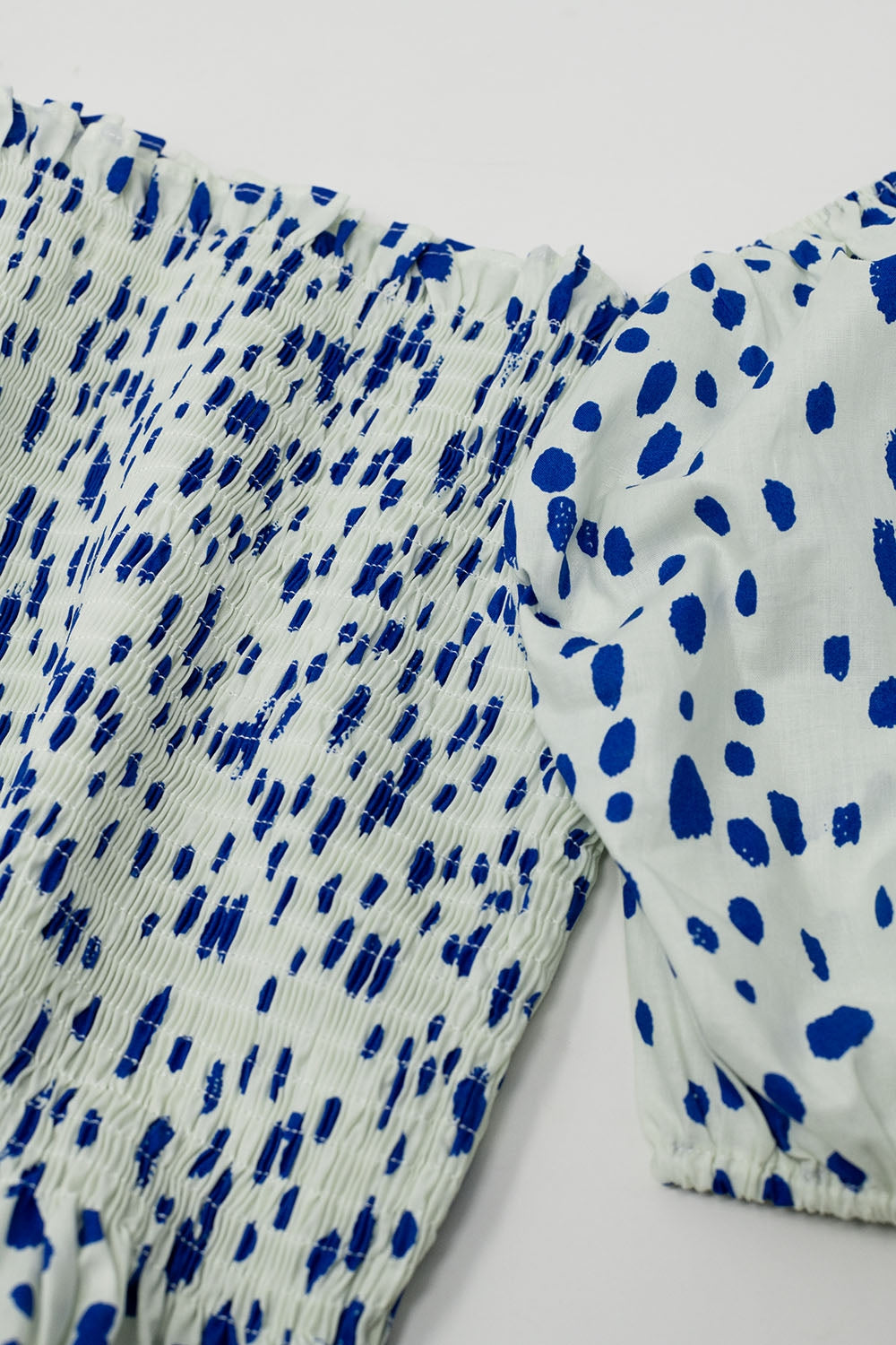 Chemisier blanc froncé à péplum et à pois bleus