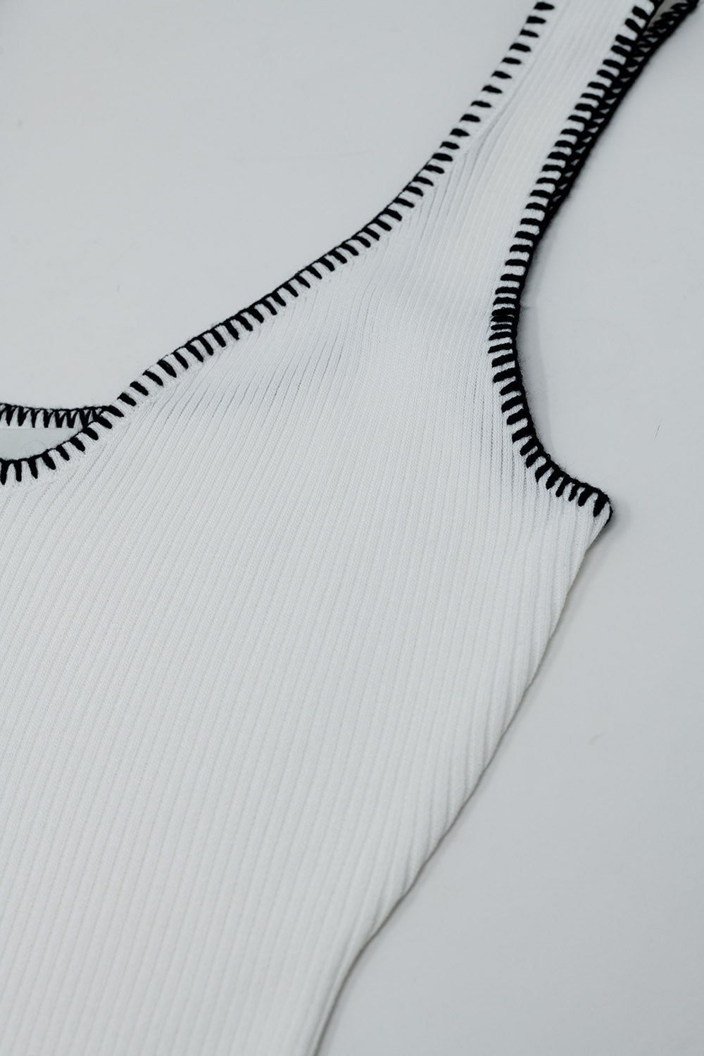 Robe d'été en maille épousant le corps blanche avec bordures noires