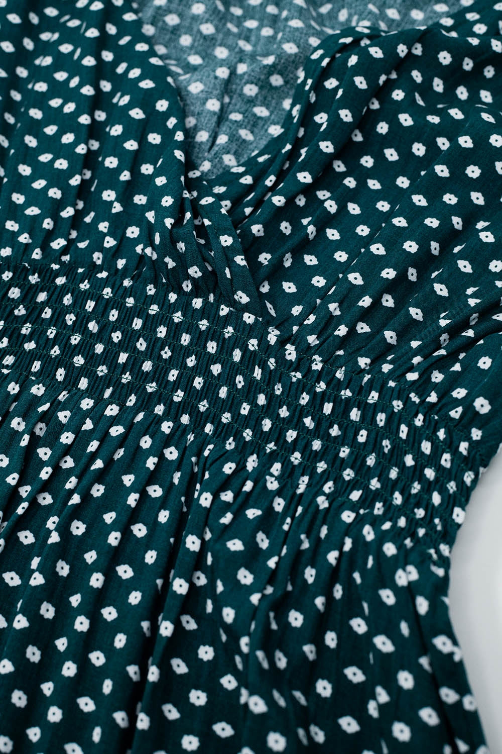 Mini robe verte avec taille cintrée sur le devant et imprimé floral