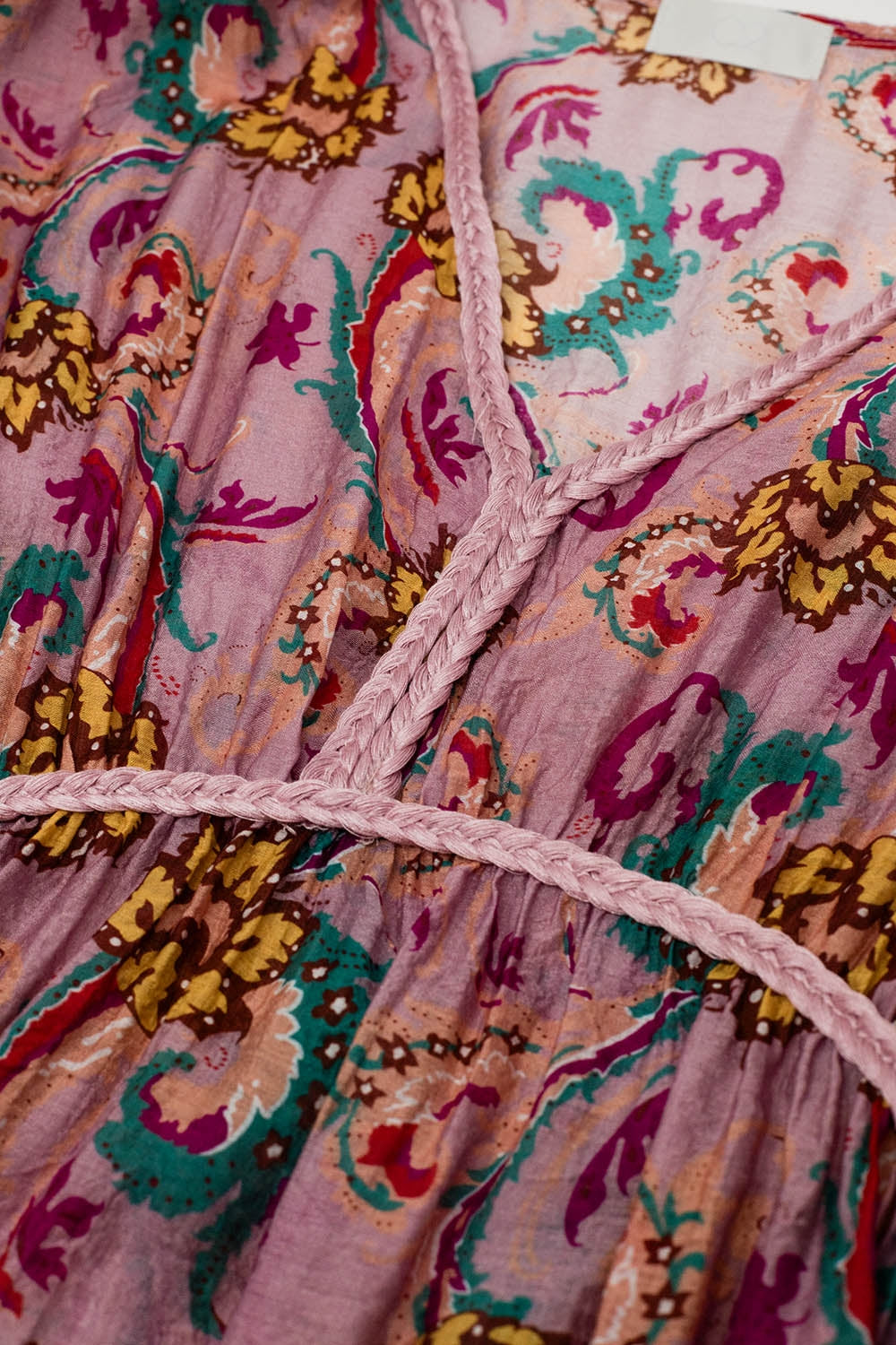 Robe longue en rose avec coutures tressées et imprimé floral