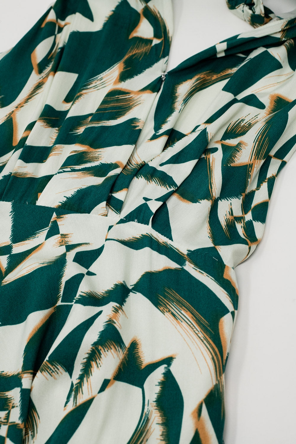 Robe midi dos nu avec taille cintrée en imprimé abstrait vert et blanc