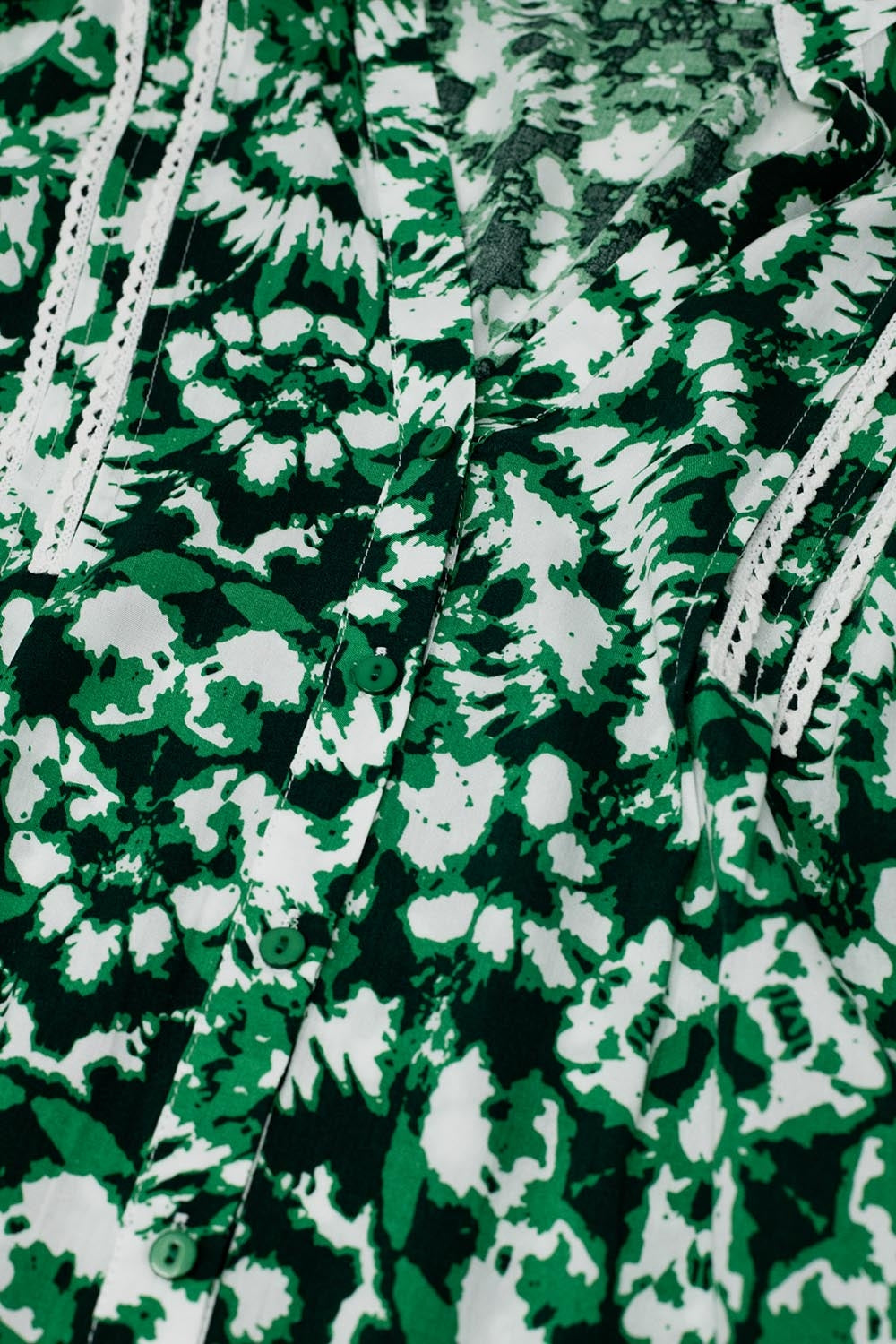 Robe courte à manches longues et bordures en dentelle