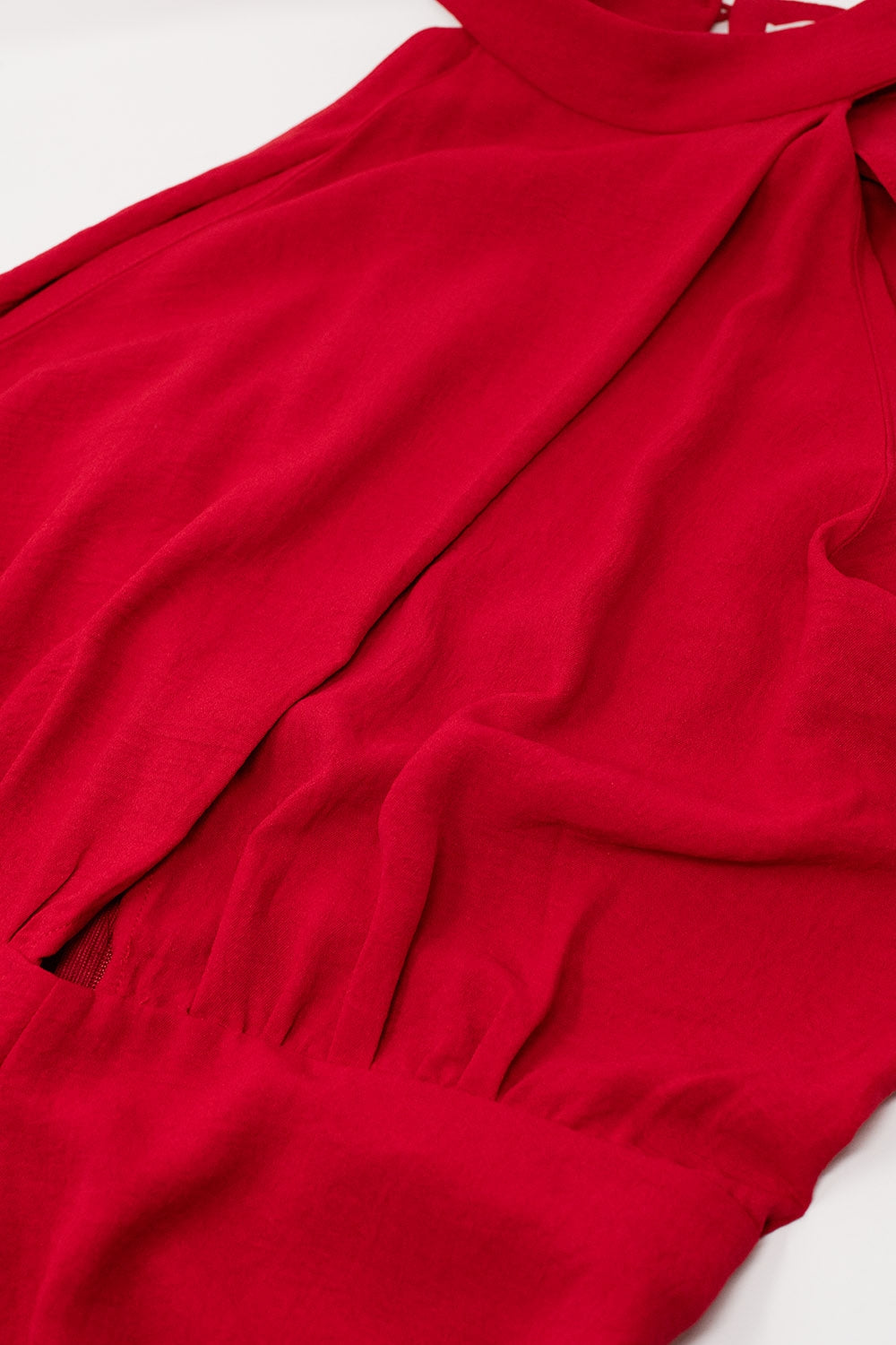 Combinaison rouge avec encolure dos nu croisée