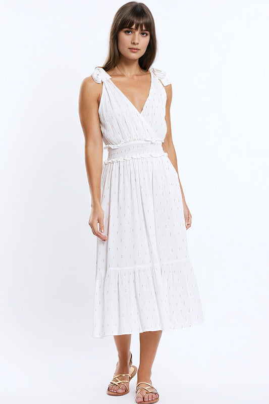 Robe mi-longue blanche enveloppée avec détails smockés à la taille et pois dorés