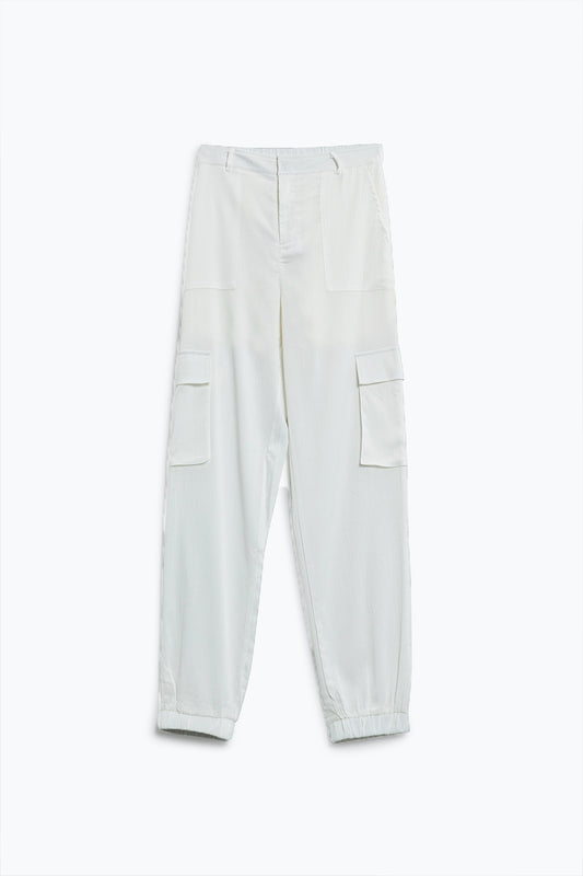 Pantalon blanc satin avec poches latérales et anneaux de ceinture