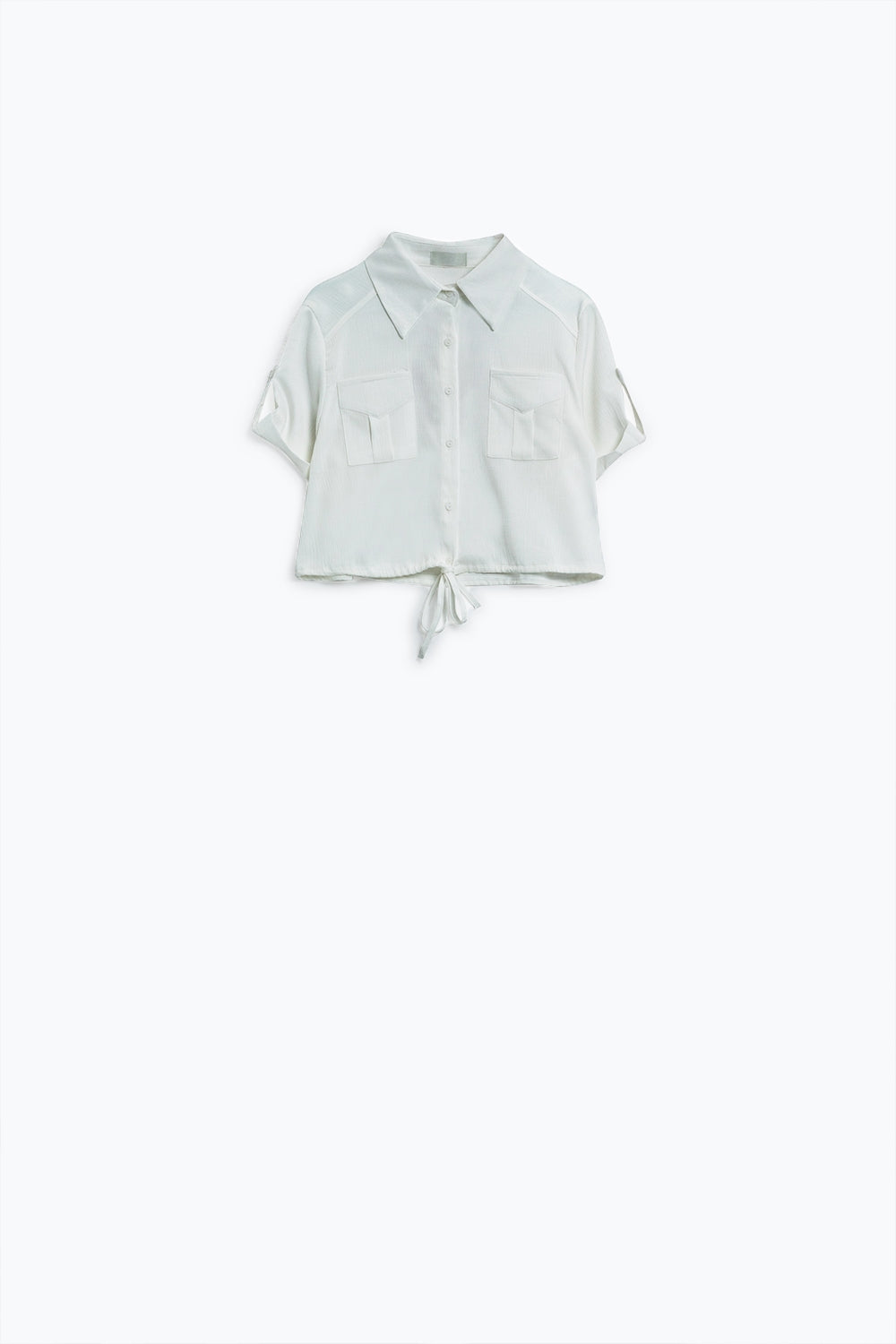 Chemisier court blanc satin avec poches sur la poitrine et cordons de serrage au bas