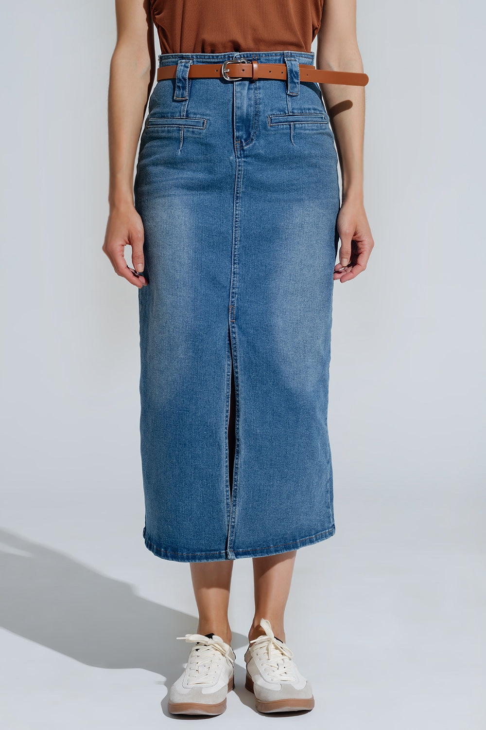 Jupe midi en jean bleu avec fente sur le devant