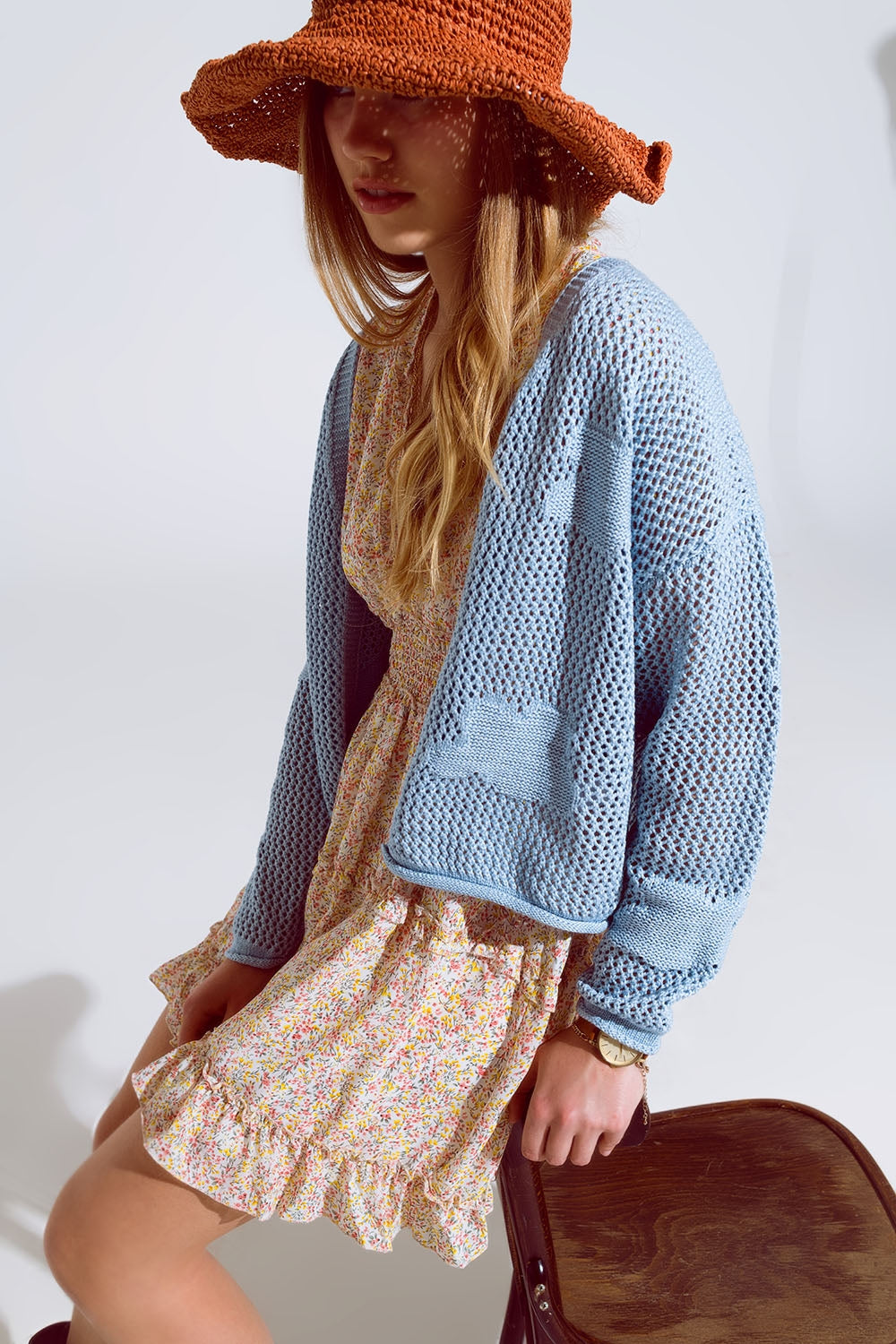 Cardigan en crochet avec nuages tricotés en bleu