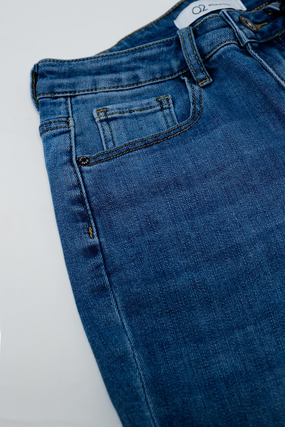 Jean skinny évasé à bord brut délavage moyen
