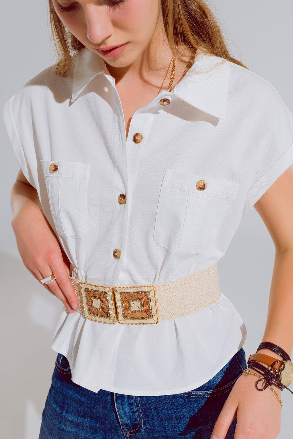 Chemise blanche boutonnée avec poches poitrine