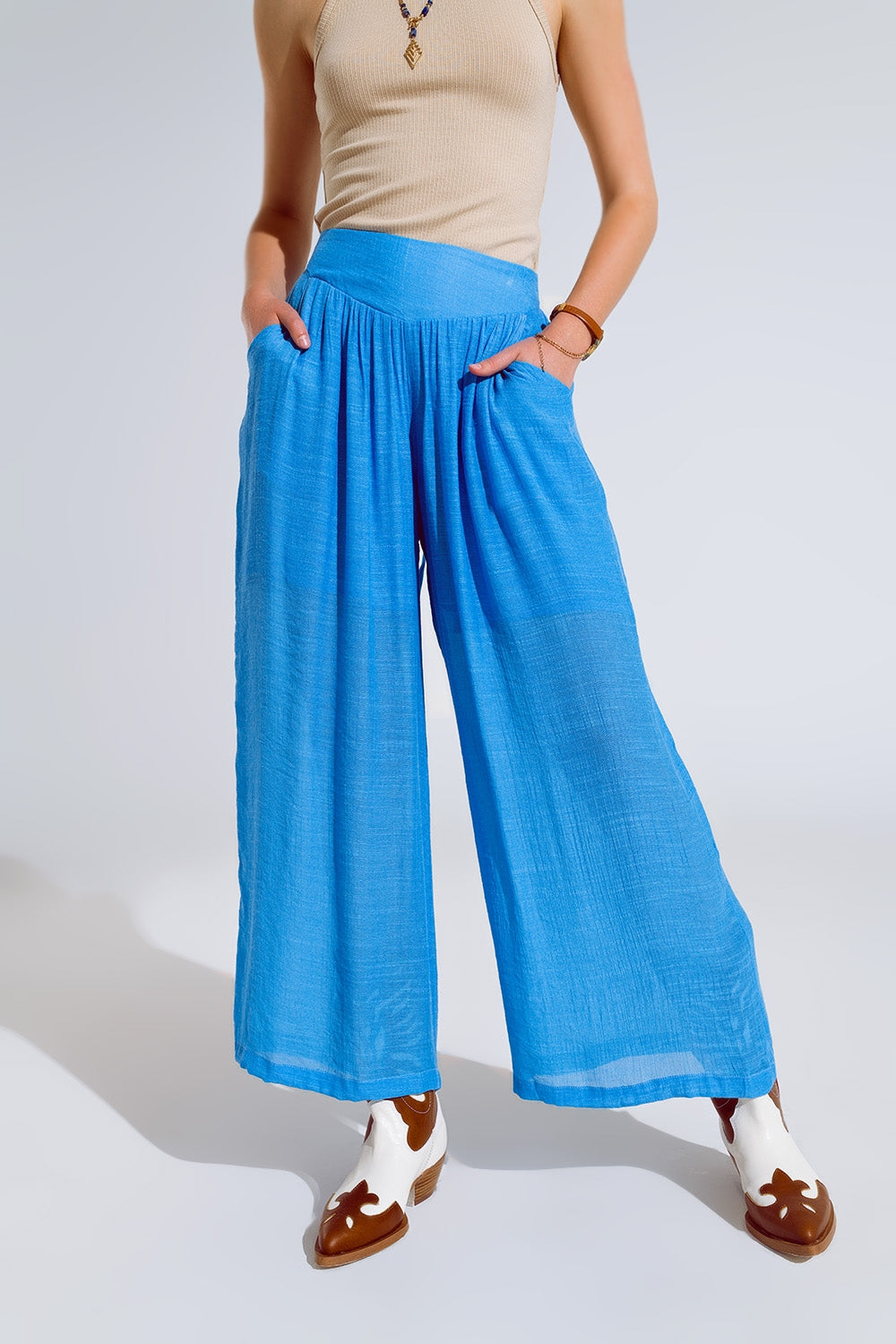 Pantalon de style palazzo bleu avec poches latérales et bande de taille épaisse